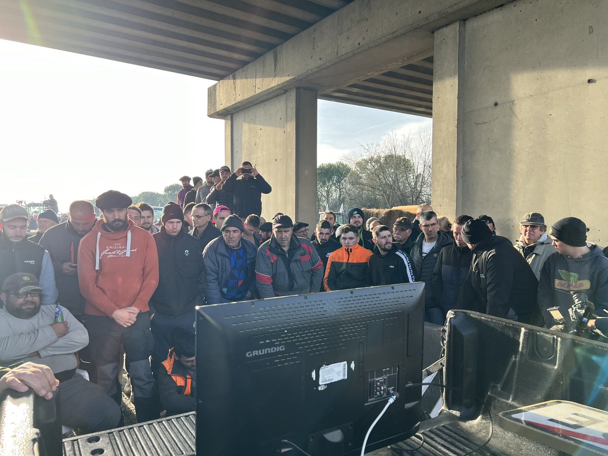 Depuis Carbonne sur l’A64 : l’attente avant la déclaration du premier ministre.

Les agriculteurs sont mobilisés ici depuis plus d’une semaine.

#GabrielAttal #Agriculteursencolere 
Cc <a href="/franceinfo/">franceinfo</a>