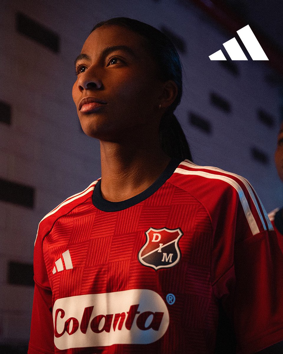 latribuna_col's tweet photo. El @DIM_Oficial y @adidas presentaron la camiseta ‘Poderosa’ de local para la temporada 2024. 🔴🔵

La nueva indumentaria simboliza a la tribuna, a través de texturas inspiradas en las banderas y trapos de su hinchada 🙌🏻

📸: @DIM_Oficial https://t.co/fMOphvvYK5