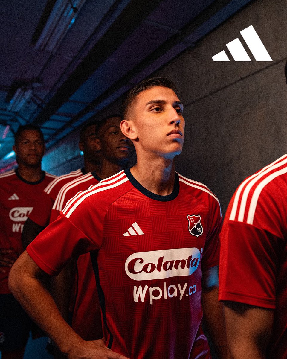 latribuna_col's tweet photo. El @DIM_Oficial y @adidas presentaron la camiseta ‘Poderosa’ de local para la temporada 2024. 🔴🔵

La nueva indumentaria simboliza a la tribuna, a través de texturas inspiradas en las banderas y trapos de su hinchada 🙌🏻

📸: @DIM_Oficial https://t.co/fMOphvvYK5