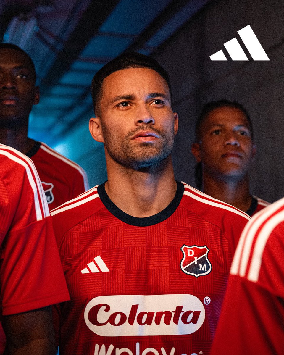latribuna_col's tweet photo. El @DIM_Oficial y @adidas presentaron la camiseta ‘Poderosa’ de local para la temporada 2024. 🔴🔵

La nueva indumentaria simboliza a la tribuna, a través de texturas inspiradas en las banderas y trapos de su hinchada 🙌🏻

📸: @DIM_Oficial https://t.co/fMOphvvYK5
