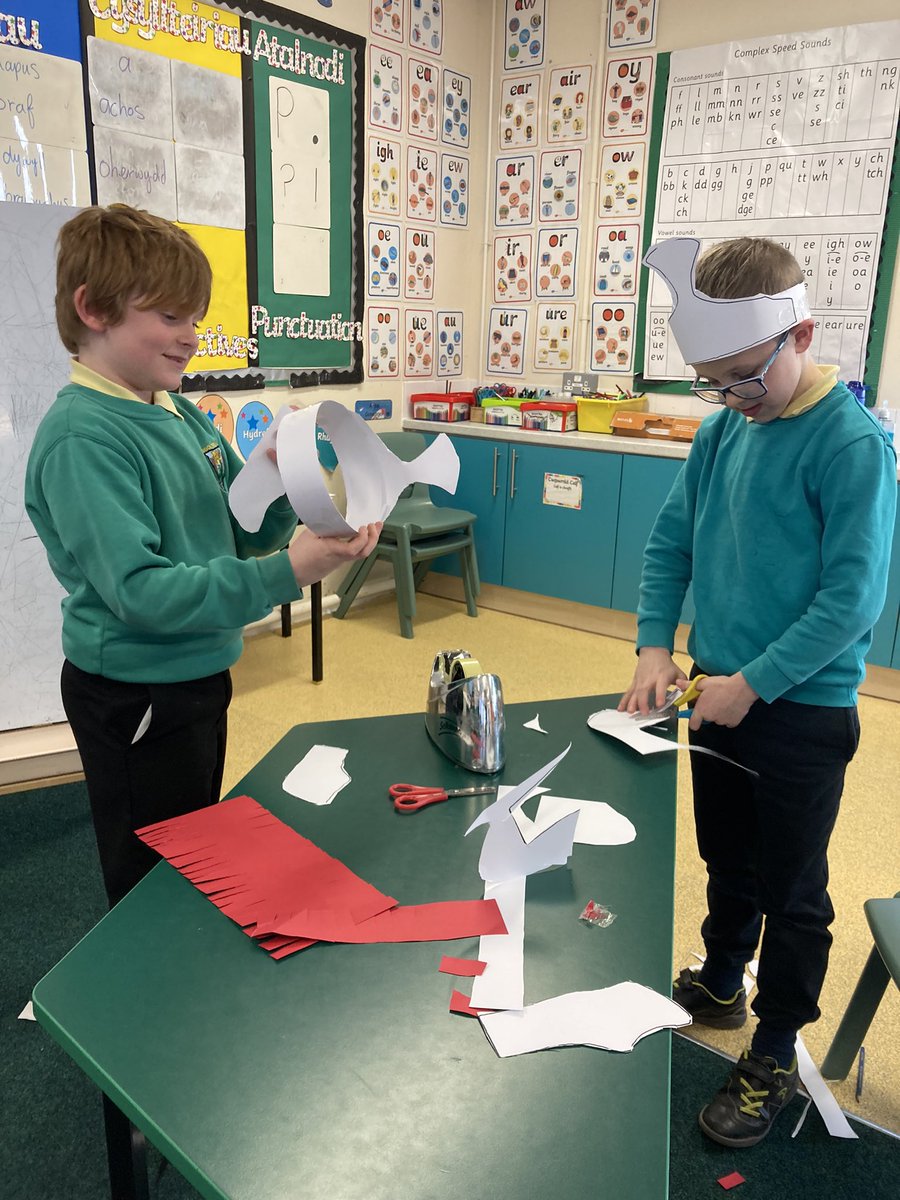 MrBeardPYP's tweet photo. Dysgwyr annibynnol yn creu helmedau Rhufeinig ar gyfer un o’u tasgau Hafan Heriau. Independent learners creating Roman helmets for one of their Mission tasks. 👏✂️📏@YsgolPenyPil https://t.co/kXhndkvFoS