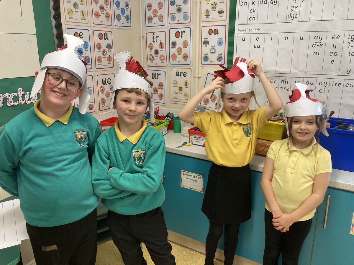 MrBeardPYP's tweet photo. Dysgwyr annibynnol yn creu helmedau Rhufeinig ar gyfer un o’u tasgau Hafan Heriau. Independent learners creating Roman helmets for one of their Mission tasks. 👏✂️📏@YsgolPenyPil https://t.co/kXhndkvFoS