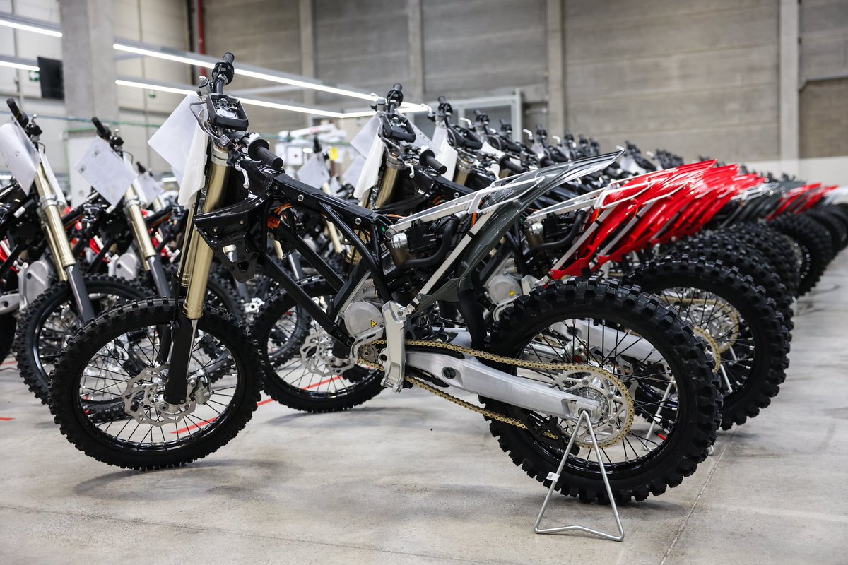 🏍️ StarkFuture és un cas impressionant de #reindustrialització verda i tecnològica d'èxit. 

Aprofitant el millor ecosistema automobilístic per fabricar motos de motocròs elèctriques i d'avantguarda, i que superen els equivalents de combustió en molts sentits.

Enhorabona!
