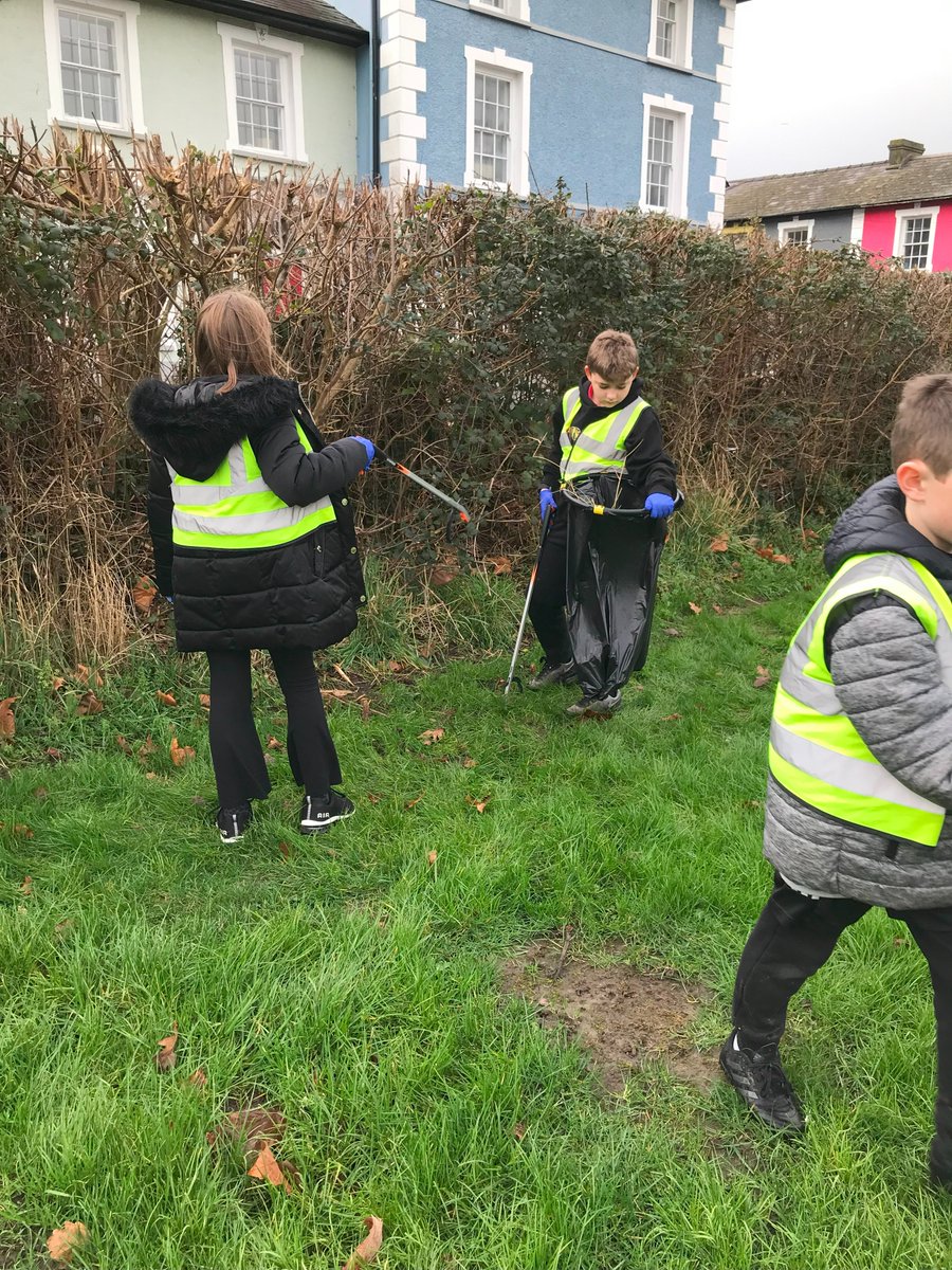 Ysgol_Aberaeron's tweet photo. Cyngor Eco ac Ysgolion Iach yn casglu sbwriel o gwmpas Cae Sgwar / Eco and Healthy Schools council collecting rubbish around the Square Field @EcoSchoolsWales https://t.co/FiLJ9O16tS