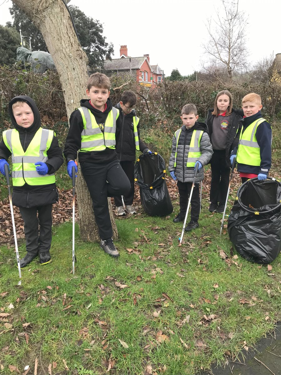 Ysgol_Aberaeron's tweet photo. Cyngor Eco ac Ysgolion Iach yn casglu sbwriel o gwmpas Cae Sgwar / Eco and Healthy Schools council collecting rubbish around the Square Field @EcoSchoolsWales https://t.co/FiLJ9O16tS