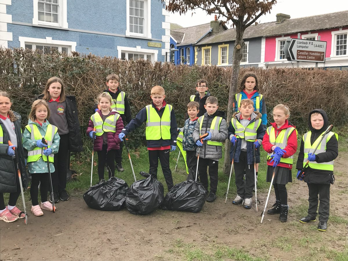 Ysgol_Aberaeron's tweet photo. Cyngor Eco ac Ysgolion Iach yn casglu sbwriel o gwmpas Cae Sgwar / Eco and Healthy Schools council collecting rubbish around the Square Field @EcoSchoolsWales https://t.co/FiLJ9O16tS