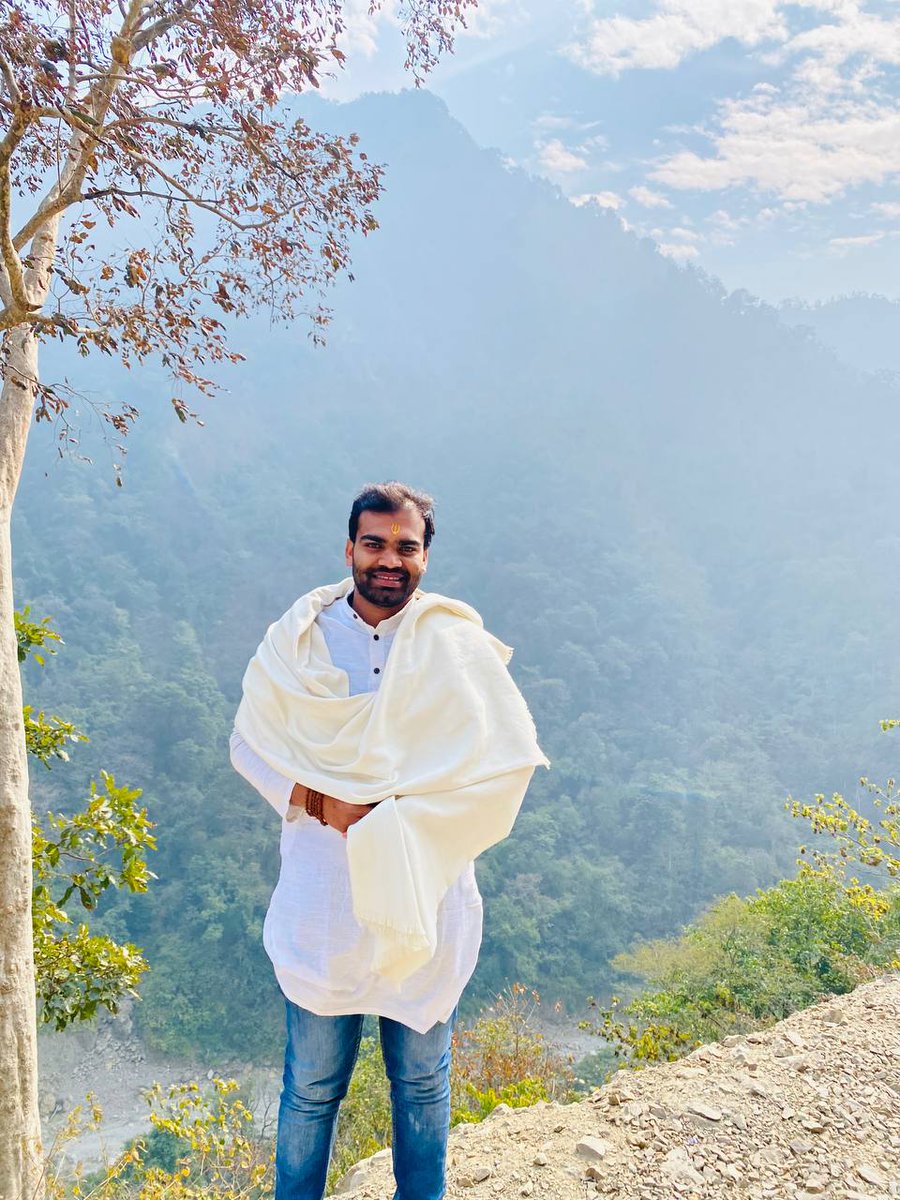 brajendra_'s tweet photo. ऋषिकेश, गंगा नदी के किनारों पर विशाल वृक्षों से और प्राकृतिक सौंदर्य से भरपूर सजा हुआ है। पहाड़ों से घिरा, यहां का प्राकृतिक रूप अद्वितीय है। गंगा का शुद्ध और ताजगी भरा पानी, हरियाली से भरे जंगल, सांस्कृतिक धारोहरों का मिलन,विभिन्न प्राकृतिक दृश्य, पहाड़ी रास्ते। https://t.co/JvejZqq59L