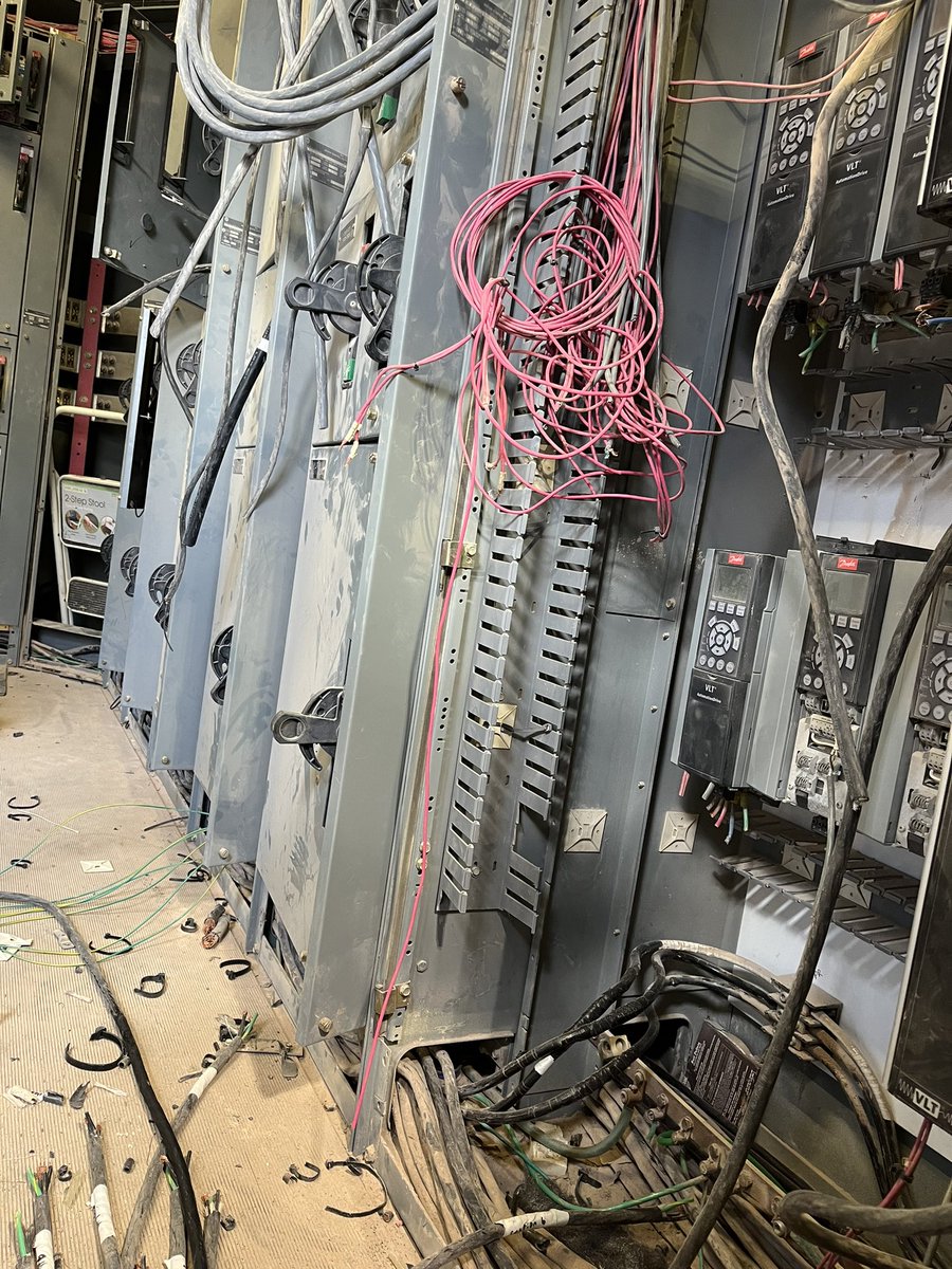 Lil_krogue's tweet photo. If you steal wire out of industrial settings, yo moms a hoe. End transmission. https://t.co/1UjwCDRRaO