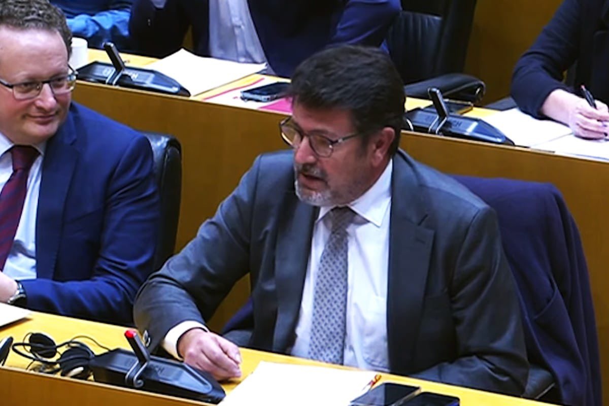 Durante la intervención en el Congreso de la ministra de Educación, FP y Deporte, Pilar Alegría: “Suspender no sirve, no ayuda ¿han seguido a las personas que suspendían en el colegio, saben dónde están?” 

Y responde Joaquín Robles: “En el gobierno” 

Qué tío más grande 🤣🤣🤣