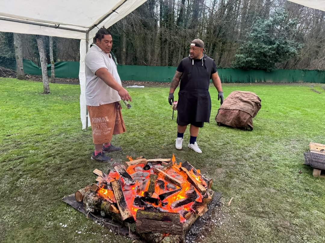 MB5Plug's tweet photo. Really cool seeing Henry Tuilagi prepare UMU and roast pigs for French squad at their training base. I love how they're embracing this culture, especially considering there are a few boys from the islands in the squad. And this is an incredible meal to have. https://t.co/A5JKJ7HaUf
