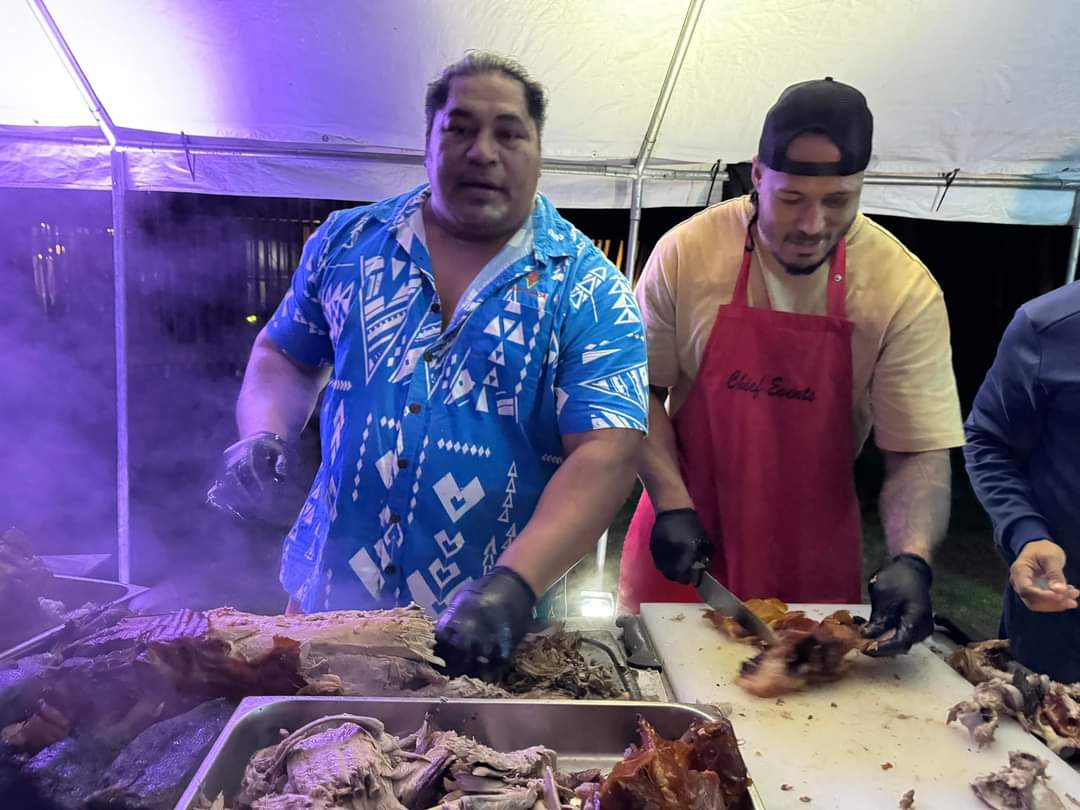 MB5Plug's tweet photo. Really cool seeing Henry Tuilagi prepare UMU and roast pigs for French squad at their training base. I love how they're embracing this culture, especially considering there are a few boys from the islands in the squad. And this is an incredible meal to have. https://t.co/A5JKJ7HaUf