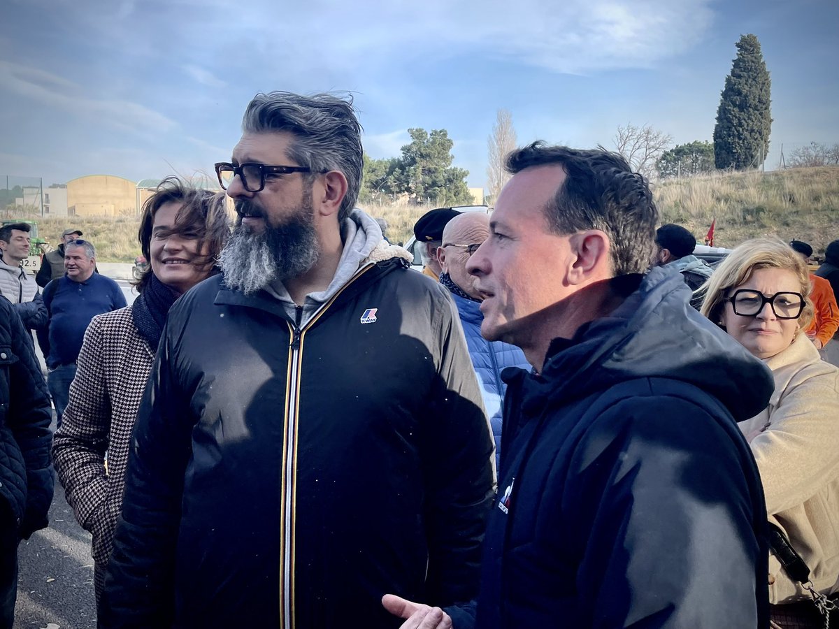 À #Narbonne, aux côtés de la grande famille de l’#Agriculture et de la #Viticulture…

#SoutienAuxAgriculteurs !