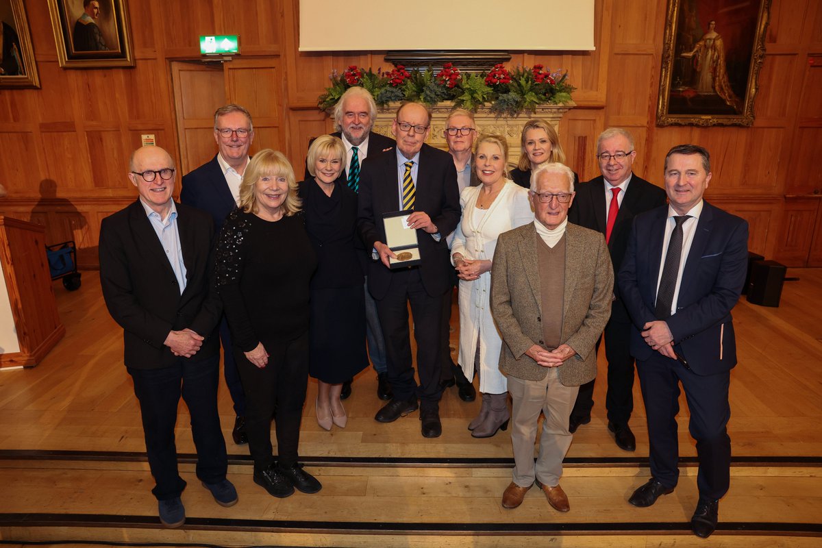 Team UTV joining in the celebrations as former political editor Ken Reid receives the Chancellor's Medal at Queen's University last night for his outstanding political coverage over the years. @bigkenreid @UTVNews