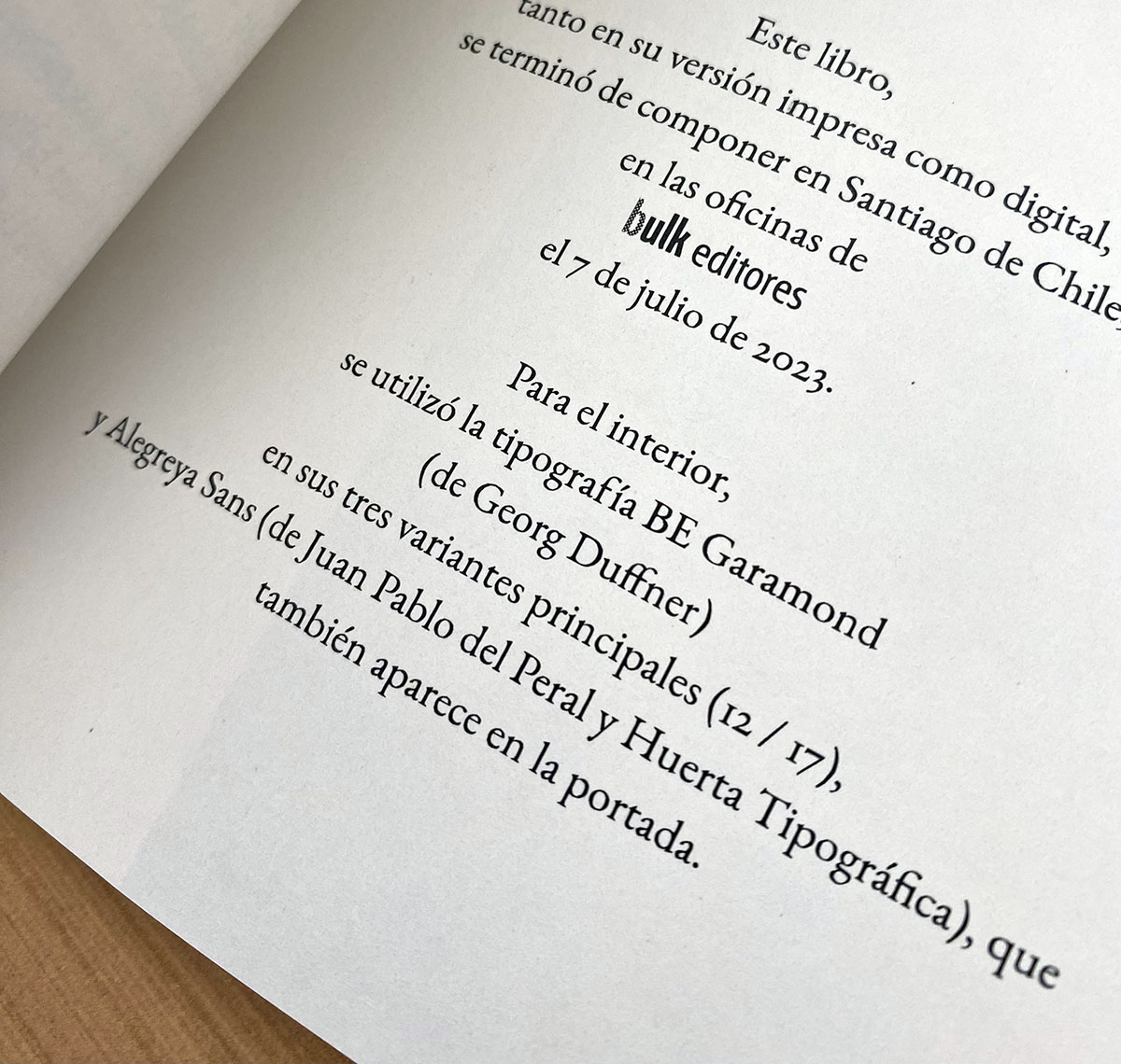 mcoloma's tweet photo. ☞ Muy a favor de reconocer el trabajo de los diseñadores de las tipografías que usamos.

📸 La captura es del libro «Patria o muerte» de Miguel Dalmaroni, editado por Bulk. https://t.co/ObzOSUREL1