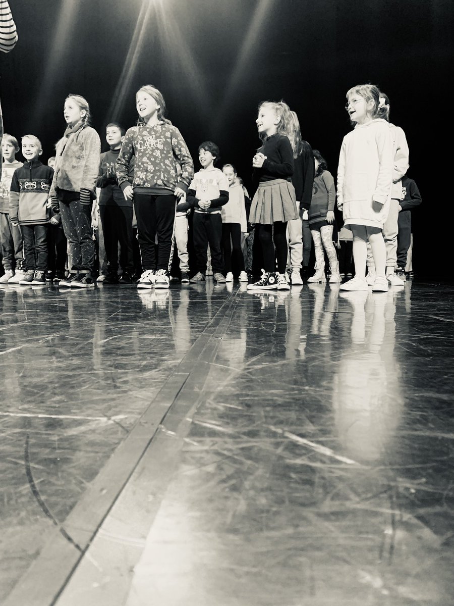 ClairetteVi's tweet photo. @LucieLamay Première répétition dans ce lieu magique✨⭐️ Starmania revisité avec les experts du Théâtre Edwige Feuillère ! 🪩💃🕺🎶🎵👩‍🎤👨‍🎤🧑‍🎤🎤 Super tranche de vie entre camarades 😊 https://t.co/sqJruvnbPt