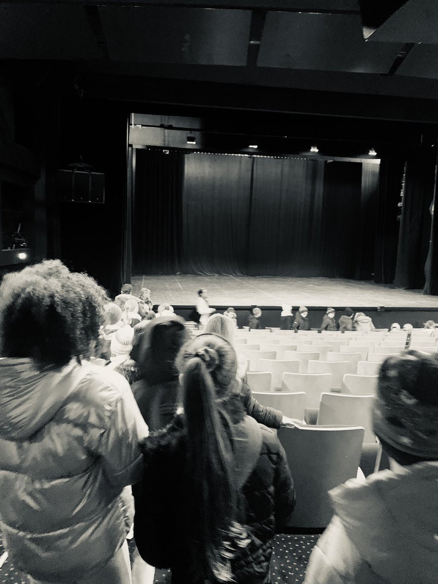 ClairetteVi's tweet photo. @LucieLamay Première répétition dans ce lieu magique✨⭐️ Starmania revisité avec les experts du Théâtre Edwige Feuillère ! 🪩💃🕺🎶🎵👩‍🎤👨‍🎤🧑‍🎤🎤 Super tranche de vie entre camarades 😊 https://t.co/sqJruvnbPt