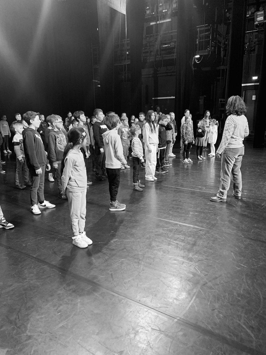 ClairetteVi's tweet photo. @LucieLamay Première répétition dans ce lieu magique✨⭐️ Starmania revisité avec les experts du Théâtre Edwige Feuillère ! 🪩💃🕺🎶🎵👩‍🎤👨‍🎤🧑‍🎤🎤 Super tranche de vie entre camarades 😊 https://t.co/sqJruvnbPt
