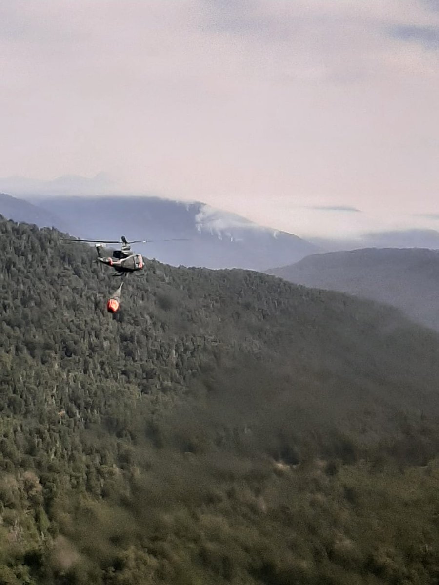 FACh_Chile's tweet photo. La #FACH mantiene su apoyo en el combate de incendios, con sus dos 🚁Bell 412 y a 5500 pies de altura, en Troyo #Lonquimay. Gracias a sus sistemas Bambi Bucket de 1.200 litros, se han unido a más de 10 aeronaves, aviones y helicópteros que combaten incendios forestales. https://t.co/pbrOGXotkr