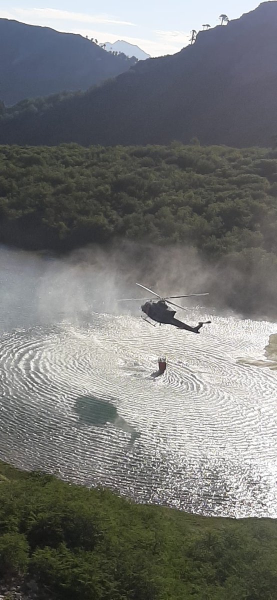 FACh_Chile's tweet photo. La #FACH mantiene su apoyo en el combate de incendios, con sus dos 🚁Bell 412 y a 5500 pies de altura, en Troyo #Lonquimay. Gracias a sus sistemas Bambi Bucket de 1.200 litros, se han unido a más de 10 aeronaves, aviones y helicópteros que combaten incendios forestales. https://t.co/pbrOGXotkr
