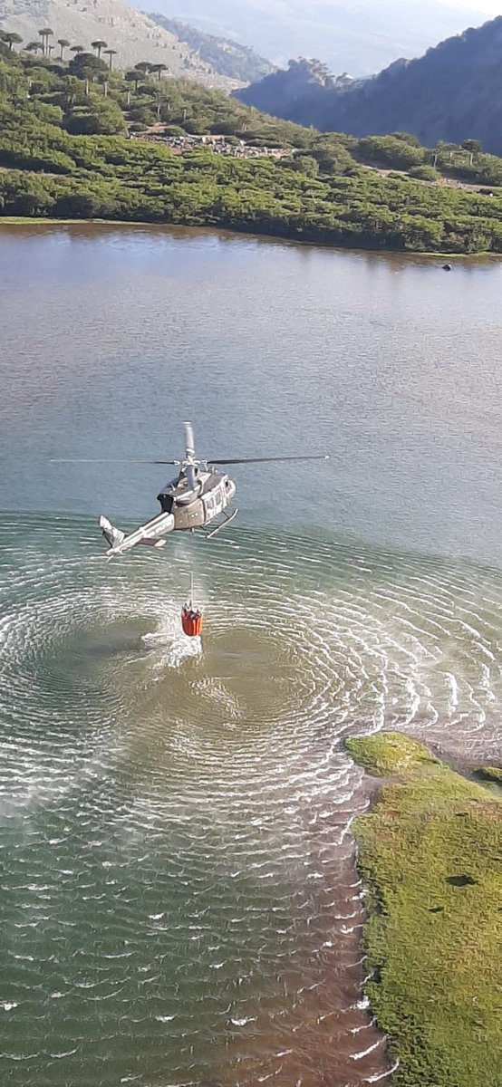 FACh_Chile's tweet photo. La #FACH mantiene su apoyo en el combate de incendios, con sus dos 🚁Bell 412 y a 5500 pies de altura, en Troyo #Lonquimay. Gracias a sus sistemas Bambi Bucket de 1.200 litros, se han unido a más de 10 aeronaves, aviones y helicópteros que combaten incendios forestales. https://t.co/pbrOGXotkr