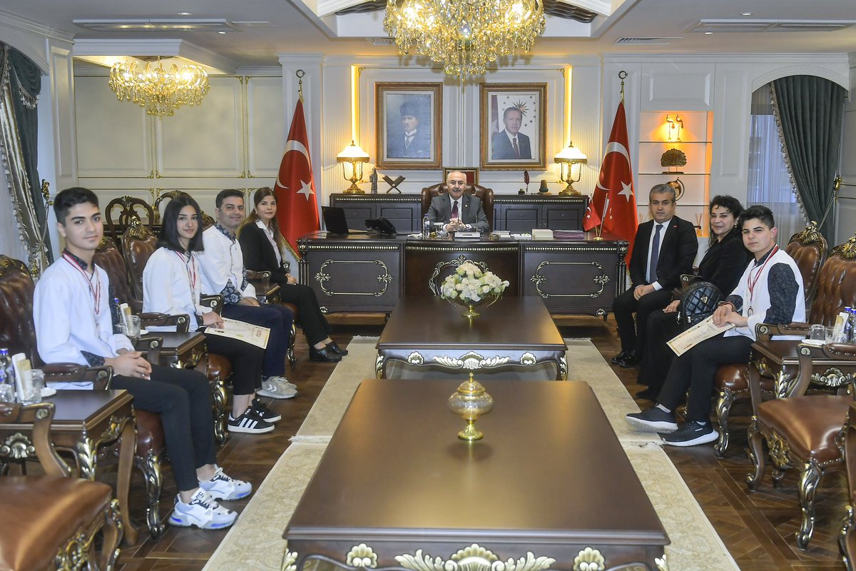 10.İİT Expo 2023  Uluslararası Aşçılık Yarışmasında çeşitli kategorilerde ödül alan öğrenciler ve Nezihe Yalvaç Mesleki ve Teknik Anadolu Lisesi Uygulama Oteli Müdürü Süleyman Kıdık'ı kabul eden Valimiz Sayın <a href="/yskosger/">Yavuz Selim KÖŞGER</a>, öğrencileri başarılarından dolayı tebrik etti.