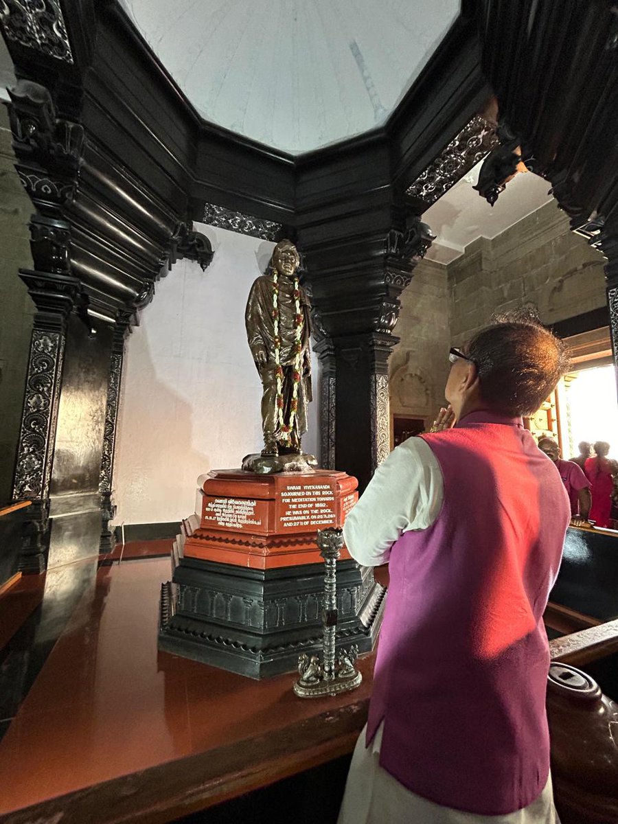 कन्याकुमारी की पवित्र धरती पर विवेकानंद शिला स्मारक के दर्शन से स्वामी विवेकानंद जी की दिव्य ऊर्जा एवं उनके विचारों की ऊष्मा की साक्षात अनुभूति हुई।

राष्ट्रीय आध्यात्मिक पुनर्जागरण के संकल्प का साक्षी यह स्मारक आत्मनिर्भर तथा विकसित भारत के स्वप्न को साकार करने की शक्ति देता है।