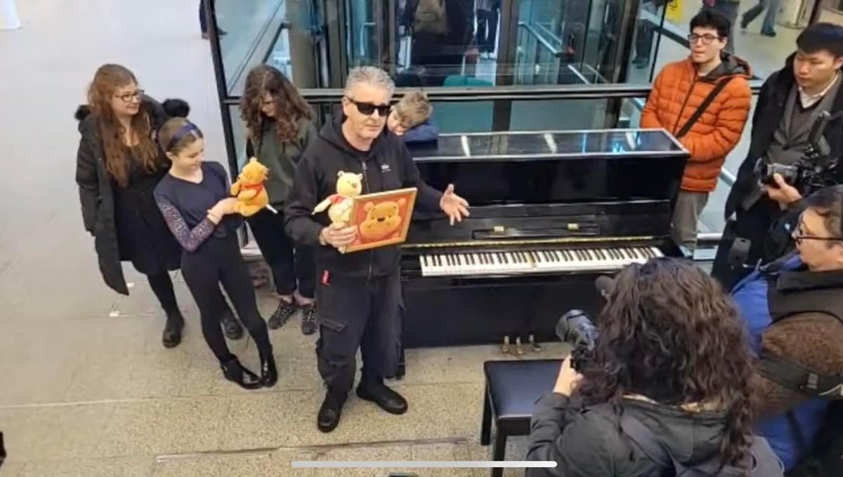 hk2019freehk's tweet photo. Dr K今日重返St Pancras，手持維尼公仔及畫像，接受多個國際媒體訪問，繼續表現彈湊鋼琴 https://t.co/J7527KrPfN