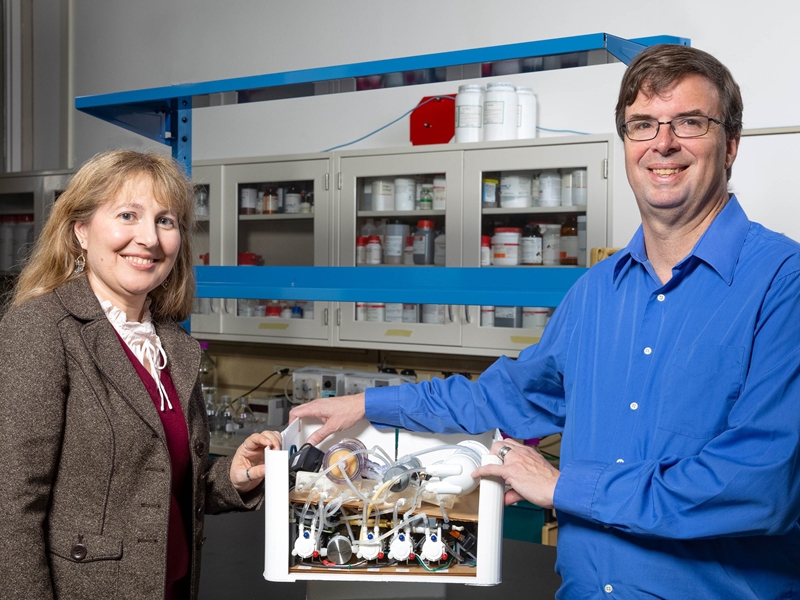 U of A Engineering (@uofa_engr) on Twitter photo Together, as heads of the Hestekin Lab, Christa & Jamie Hestekin <a href="/CHEG_UARK/">Ralph E. Martin Department of Chemical Engineering</a> are developing an artificial kidney intended to give patients with kidney disease more options and independence.
Read more about the dynamic duo: lnkd.in/gFVSkR74 Together, as heads of the Hestekin Lab, Christa & Jamie Hestekin <a href="/CHEG_UARK/">Ralph E. Martin Department of Chemical Engineering</a> are developing an artificial kidney intended to give patients with kidney disease more options and independence.
Read more about the dynamic duo: lnkd.in/gFVSkR74
