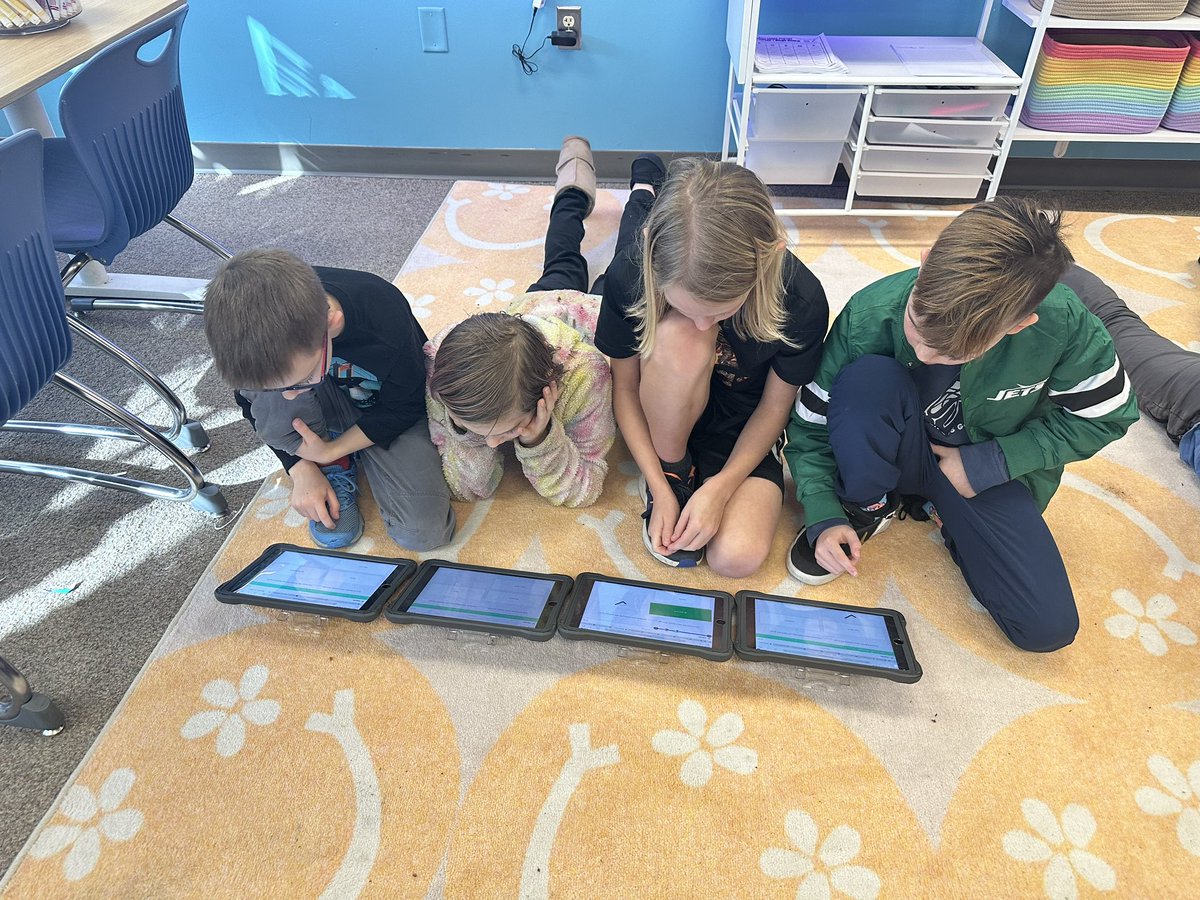 MrsRileysClass_'s tweet photo. Our favorite way to review for our science test! @quizletlive 👏🏼🙌🏼 https://t.co/mSAXHYyLkw
