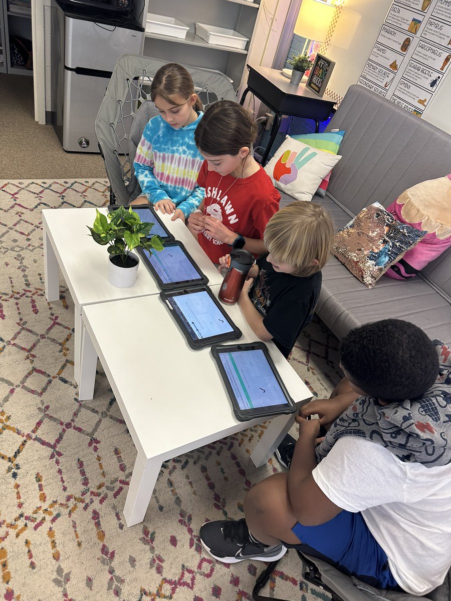 MrsRileysClass_'s tweet photo. Our favorite way to review for our science test! @quizletlive 👏🏼🙌🏼 https://t.co/mSAXHYyLkw
