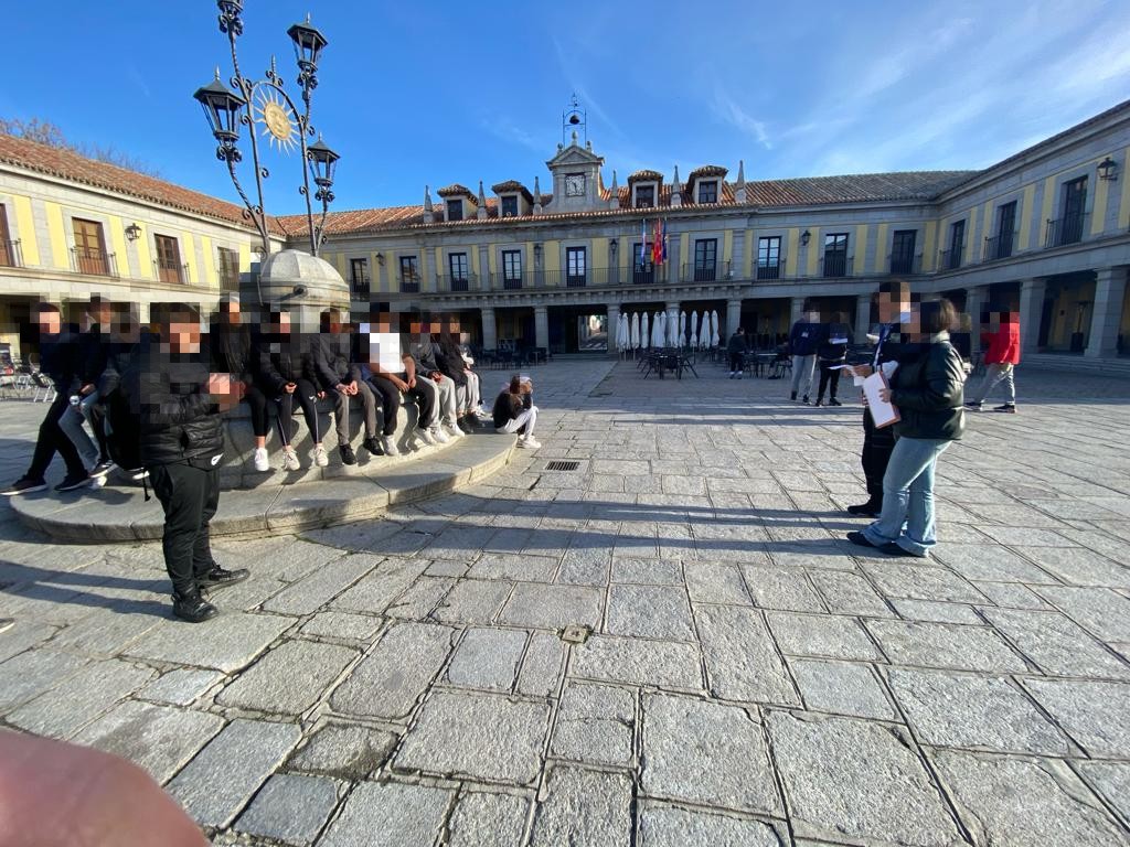 iesamoreno's tweet photo. Divertour por #Brunete  organizado por los @AlumnxsAM de Diver II y con @AlumnxsAM de 2º como espectadores. ¡Han aprendido de los mejores! @AytoBrunete https://t.co/KEhKz3OdyH