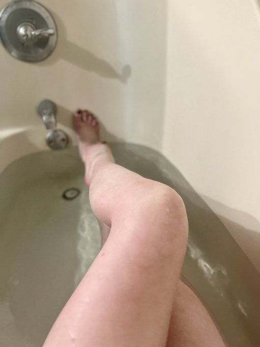 The tub is sooooo warm. https://t.co/IJIx2hkQMB<a href="/tag/newprofilepic"class="tags"><span>#newprofilepic</span></a>