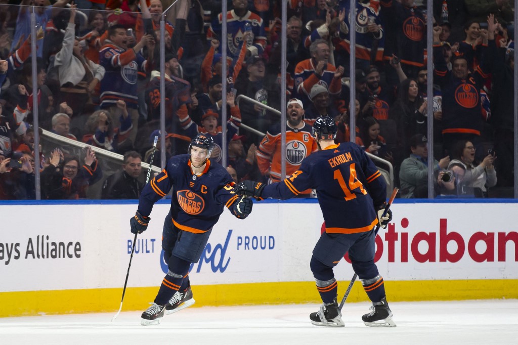 #NHL | Edmonton Oilers extend their winning streak against Chicago Blackhawks yesterday 0-3! 

🫡 15th STRAIGHT WIN

🔸Connor McDavid 2 Goals, 1 Assist 

📲: bit.ly/TW-NHL125