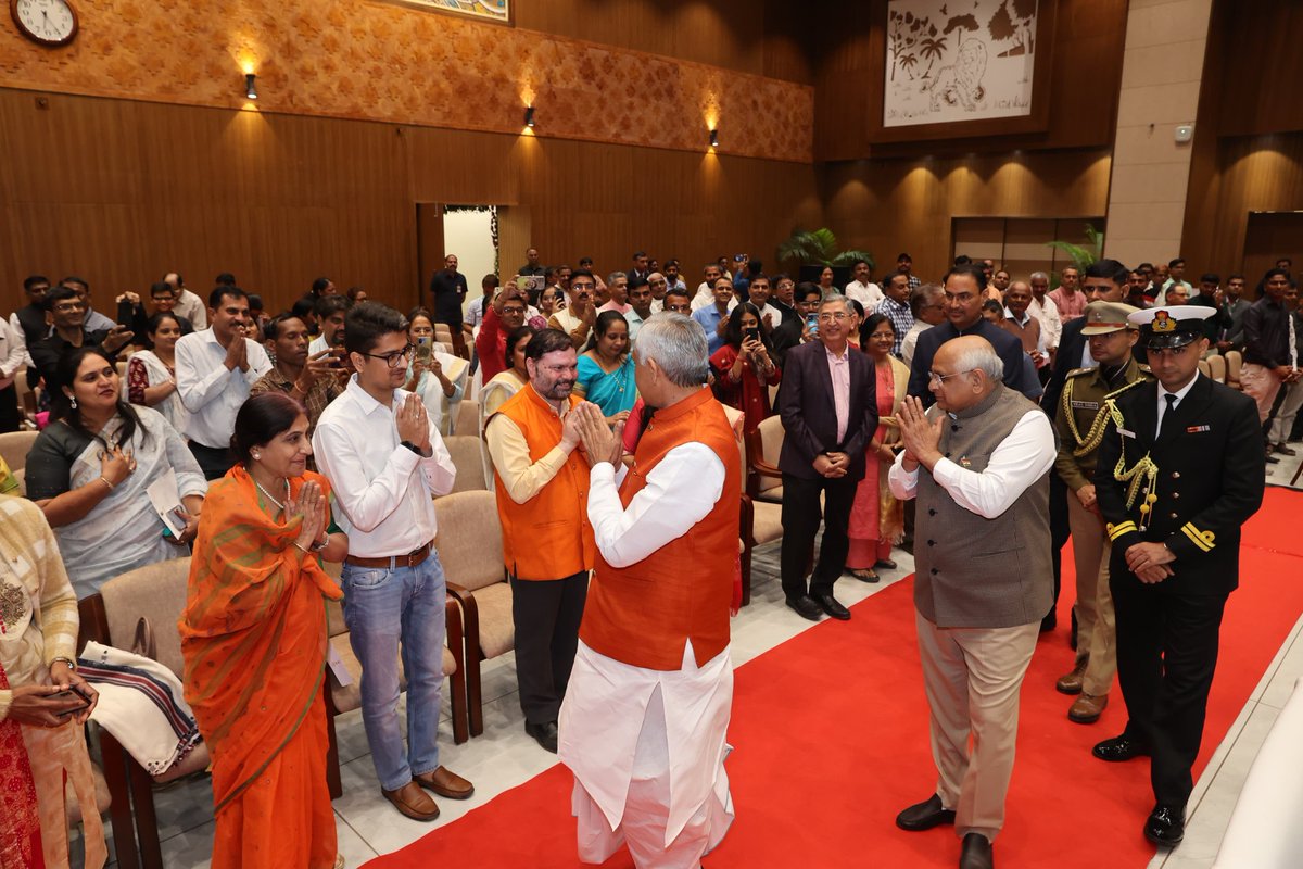 Bhupendrapbjp's tweet photo. માનનીય રાજ્યપાલ શ્રી આચાર્ય દેવવ્રતજીની અધ્યક્ષતામાં રાજભવન ખાતે આયોજિત 'એટ હોમ' કાર્યક્રમમાં ઉપસ્થિત રહી વિવિધ ક્ષેત્રના મહાનુભાવોની સાથે પ્રજાસત્તાક પર્વની શુભેચ્છાઓનું આદાનપ્રદાન કર્યું. 

આ પ્રસંગે, પ્રાકૃતિક કૃષિ થકી શ્રેષ્ઠ ઉત્પાદન મેળવીને અન્ય ખેડૂતોને પ્રેરિત કરનારા ધરતીપુત્રોને સન્માનિત કર્યા.