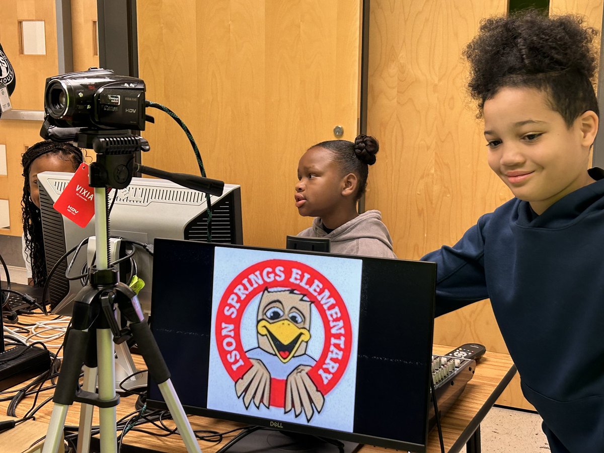 kelsedwards1016's tweet photo. Happy Friday from the W.I.S.E. studio 🦅 I love joining these students on Fridays for announcements 😁 @IsonSpringsES https://t.co/lhQKbkFvVZ
