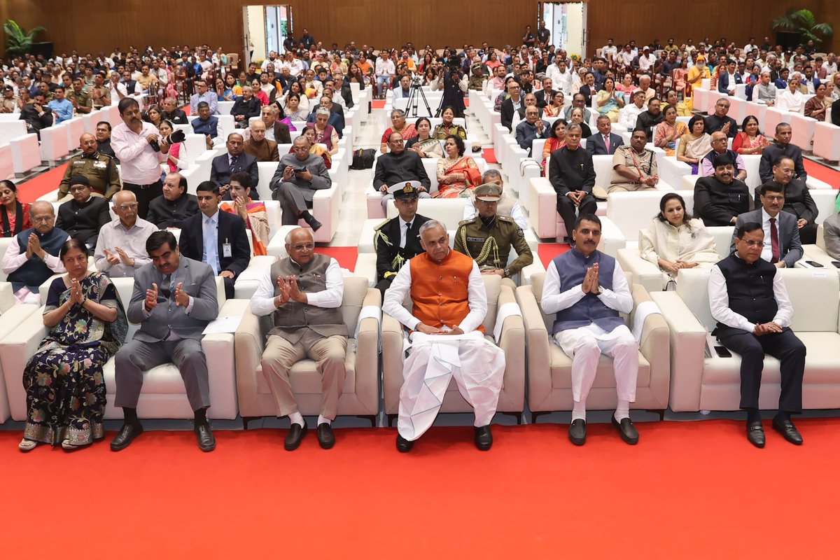 Bhupendrapbjp's tweet photo. માનનીય રાજ્યપાલ શ્રી આચાર્ય દેવવ્રતજીની અધ્યક્ષતામાં રાજભવન ખાતે આયોજિત 'એટ હોમ' કાર્યક્રમમાં ઉપસ્થિત રહી વિવિધ ક્ષેત્રના મહાનુભાવોની સાથે પ્રજાસત્તાક પર્વની શુભેચ્છાઓનું આદાનપ્રદાન કર્યું. 

આ પ્રસંગે, પ્રાકૃતિક કૃષિ થકી શ્રેષ્ઠ ઉત્પાદન મેળવીને અન્ય ખેડૂતોને પ્રેરિત કરનારા ધરતીપુત્રોને સન્માનિત કર્યા.