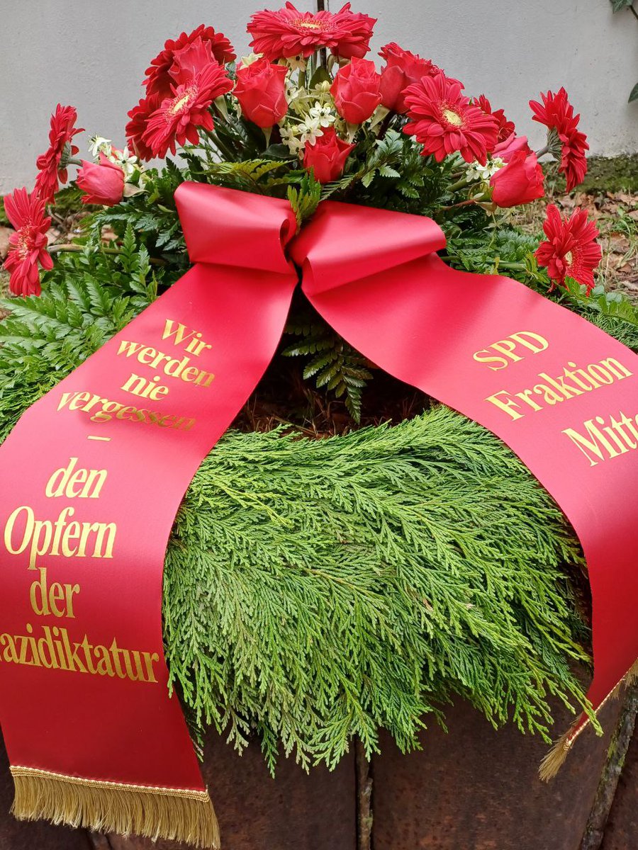 Demokrat:innen müssen im Kampf gegen #Faschismus und #Rassismus Farbe bekennen und zusammenstehen.
Vorgezogen zum #HolocaustGedenktag gedachten wir mit Vertreter:innen von <a href="/BA_Mitte_Berlin/">Bezirksamt Mitte</a> und #BVVmitte am Güterbahnhof Moabit der Opfer der Nazidiktatur. #NieWiederIstJetzt