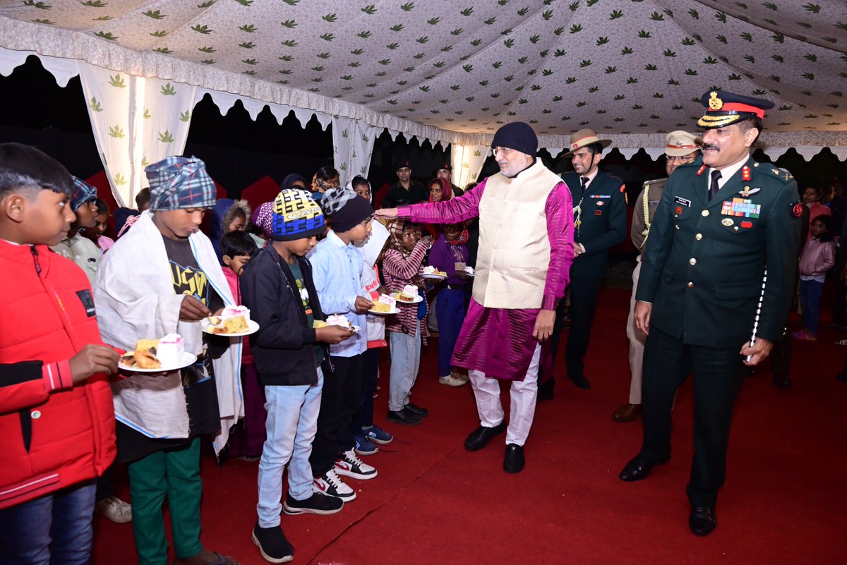 jhar_governor's tweet photo. 75वें गणतंत्र दिवस के पावन संध्या पर दीपाटोली, रांची स्थित 'झारखंड युद्ध स्मारक' पर आयोजित मिलिट्री बैंड एवं मिलिट्री मार्शल आर्ट डिस्प्ले कार्यक्रम में भाग लिया। 🇮🇳
कार्यक्रम में वीर जवानों के शौर्य और वीरता का प्रदर्शन देख अभिभूत हुआ।
@easterncomd #EasternCommand_IA https://t.co/t7siWlx3SD