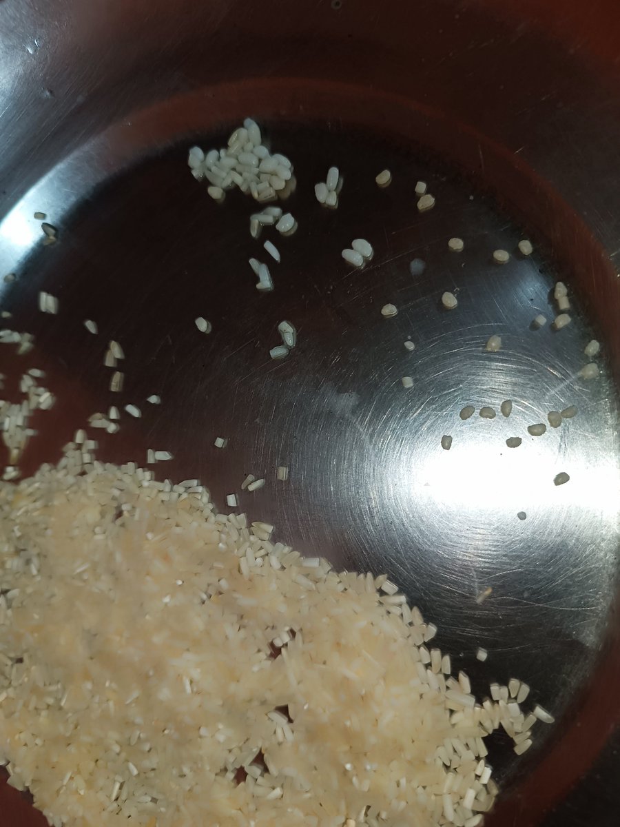 dutta_jyotsna's tweet photo. @JioMart @ltfoods @consumr_rights  
I ordered 10kg Dawat rice from Jio Mart and found it to be adulterated rice, as shown in the attached picture. How significant is this adulteration concerning health? https://t.co/5bQDD0hY5U