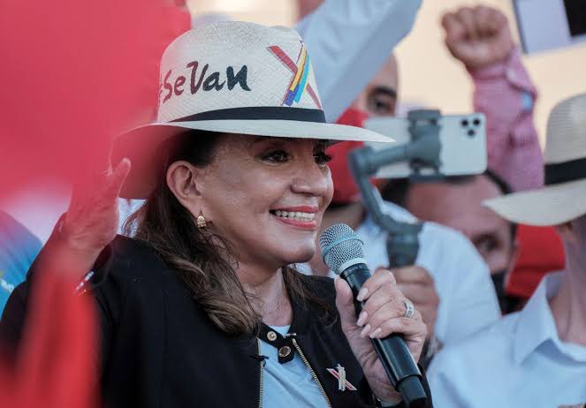 🇭🇳DOS AÑOS DE LUCHA 🚩 Tras dos años de lucha contra las fuerzas antidemocráticas, hoy celebramos los dos años de Xiomara Castro como la primera mujer democráticamente electa como presidente de Honduras. ¡Viva en pueblo hondureño!