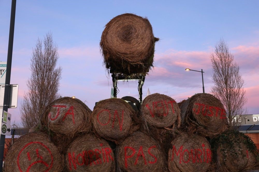 pullarkpem79763's tweet photo. Nos pensées vont à ceux qui ont sacrifié leur vie sur les barricades. https://t.co/qMmVIIwYP0 https://t.co/hH6D8BLHeA