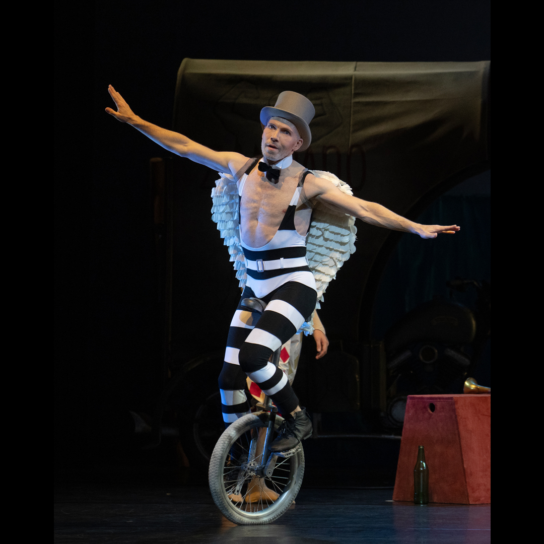 “Johan Kobborg, as a cheeky Il Matto, dances most handsomely en route to his sticky ending and even gets to show off his skill riding a unicycle.” The Times
Make sure you don't miss the final performances of #LaStrada at #SadlersWells! bit.ly/3Ra5JnN
📸 Andrej Uspenski