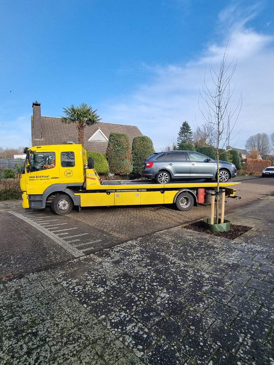 AFGEPAKT!
We namen een auto en cash in beslag in het kader van slachtofferbeslag. De verdachte die we aanhielden hield zich bezig met pinpasfraude. In totaal mist de verdachte hierdoor zo’n €10.000,- en dan moet de zaak nog voorkomen bij de rechter.