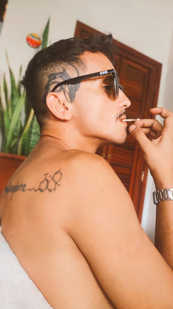 onerdsafado's tweet photo. Na falta de amor e carinho, vamos fumar um fininho. https://t.co/8ajgG1DikS