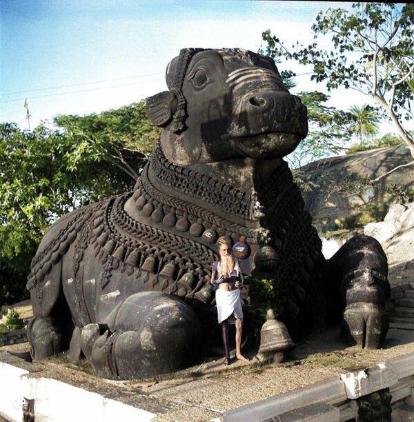 BharatinColour's tweet photo. @erbmjha A testimony of devotion, the enchanting Nandi at Chamundi Hills stands as a silent guardian, woven into the culture of Mysore. #NandiStatue #MysoreHeritage #IndianCulture #TimelessWonder - See more @BharatinColour https://t.co/SVXGdgMDnr