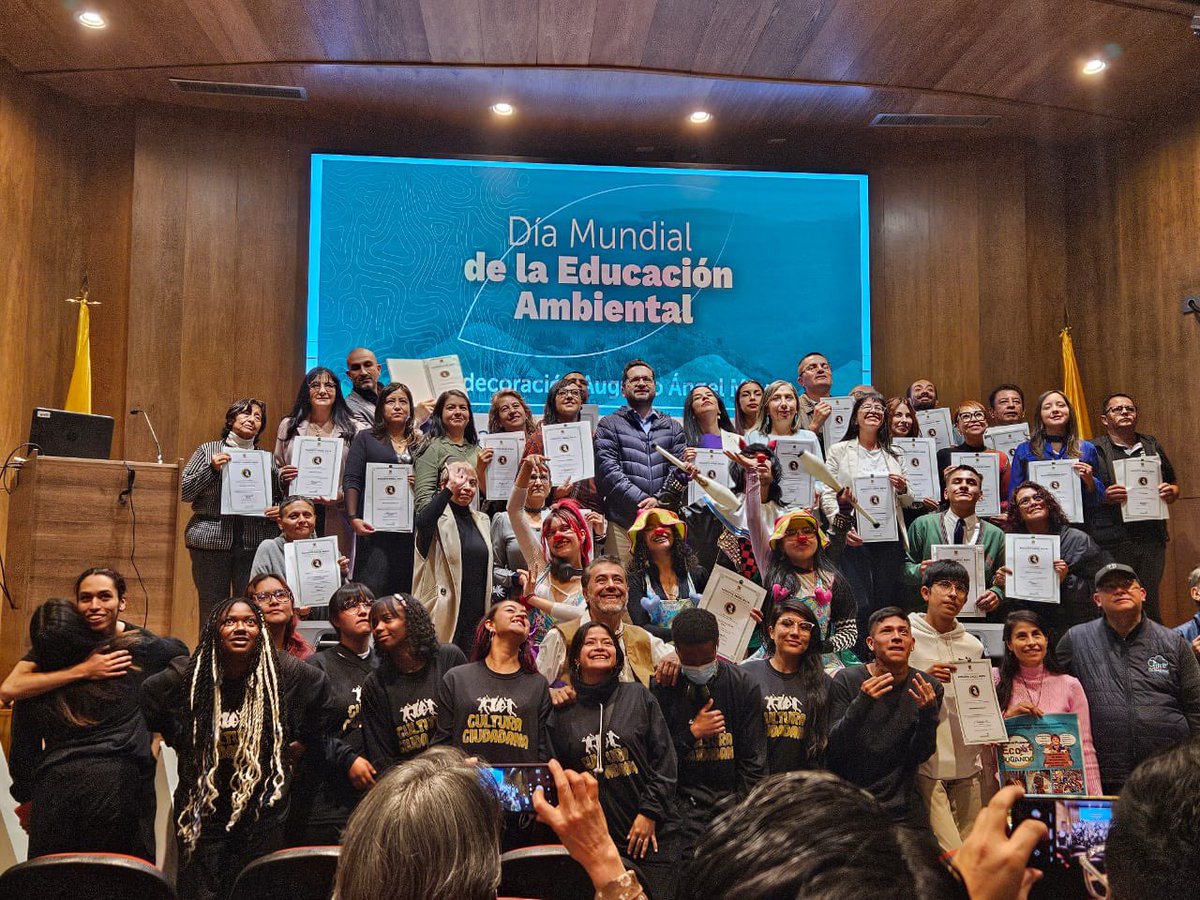 LaudEstereo's tweet photo. ¡Logro ambiental ! 🌿 @Ambientebogota reconoce y condecora el programa Frecuencia Ambiental de @LaudEstereo, junto a su directora Ximena Parson, por sus valiosos aportes en gestión y educación ambiental en el territorio distrital y regional. ¡Felicidades por logro! 🏆🎙️ https://t.co/pzQja5DMX2