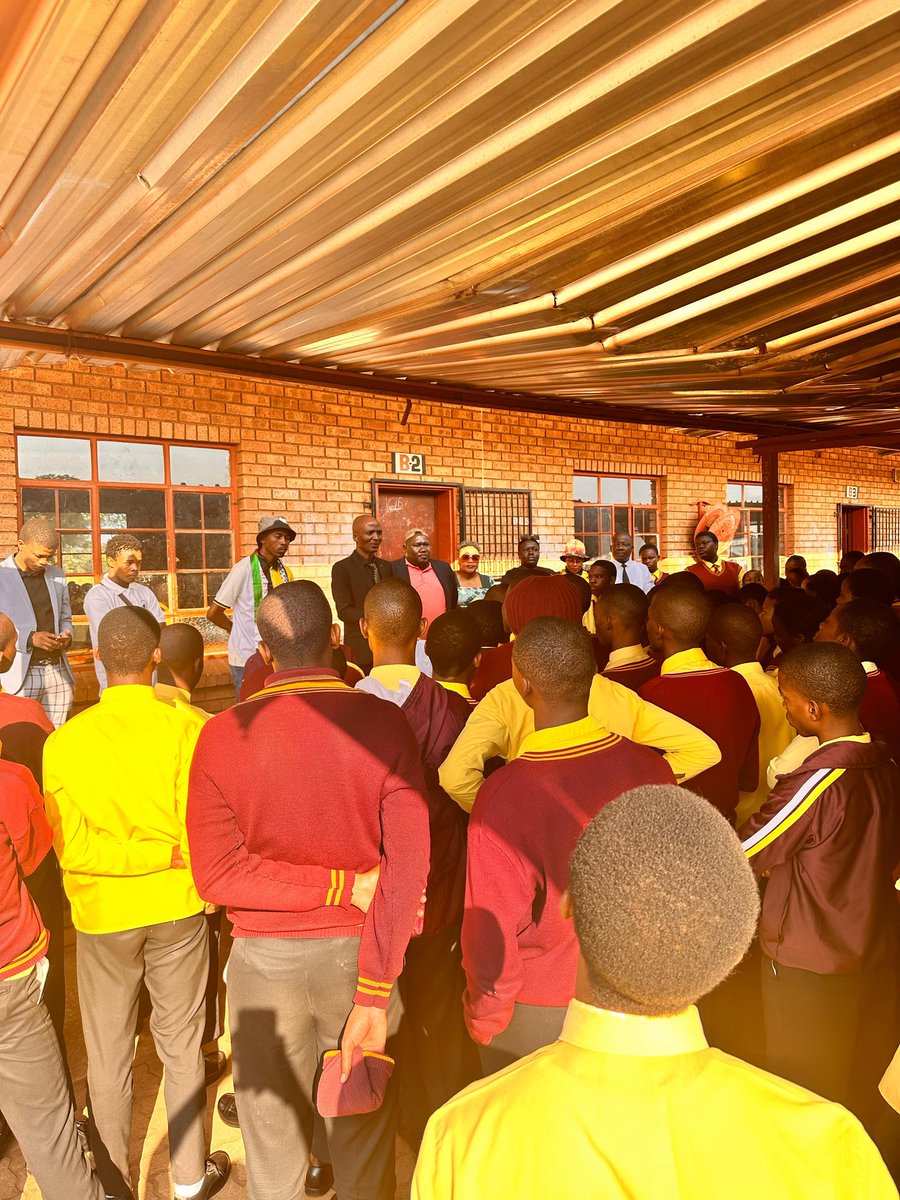 ANCYL_PMR's tweet photo. [IN PICTURES]
Today, the Regional Chairperson Cde Japhter Lebese visited Kopano Secondary School as part of the Back to school campaign, where sanitary pads were donated, including laptops for the two (2) best performing learners.
#IamANC #RegisterToVoteNC #ANC112 #BacToSchool https://t.co/zpKX3mkJ3t