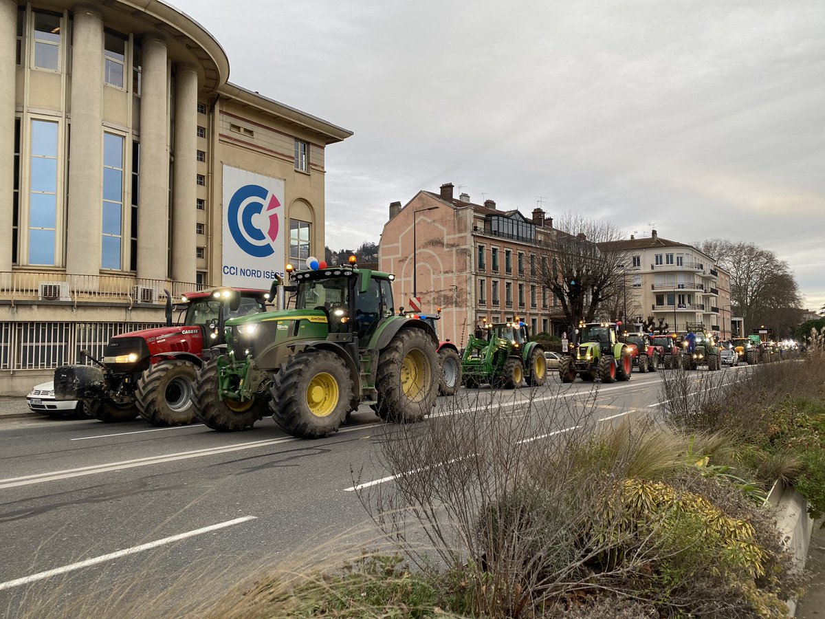 uthaya_lk's tweet photo. De tout cœur avec les #agriculteurs 🚜 #Vienne #France 🌾 https://t.co/R4OwwKPCic