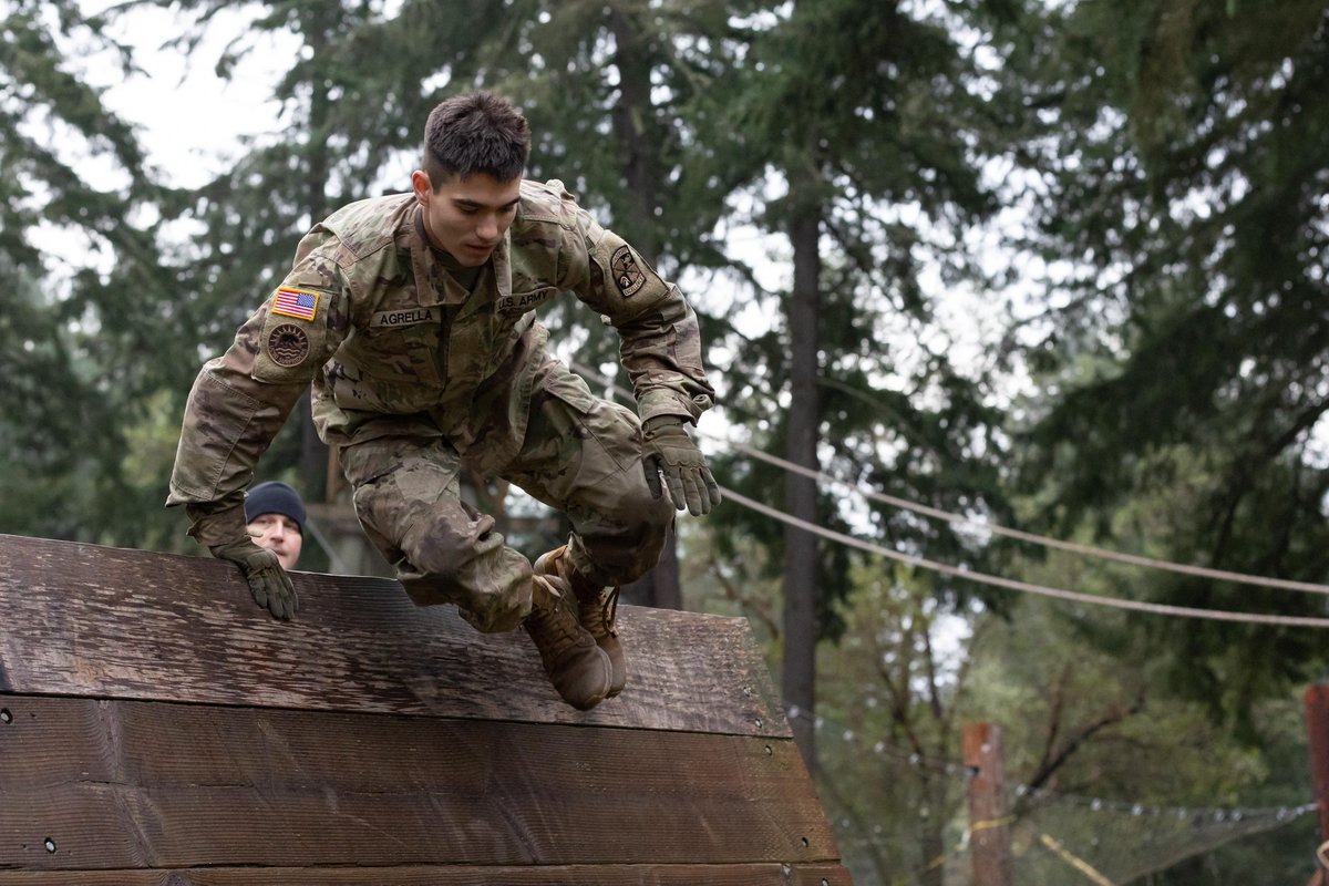 ArmyROTC's tweet image. We&apos;re jumping back on the #RoadtoSandhurst 🚙

There are just 3 more #RangerChallenge competitions remaining to determine the final teams who will represent #ArmyROTC at the Sandhurst Military Skills Competition in April.

#LeadershipExcellence | #BeAllYouCanBe

@CG_ArmyROTC