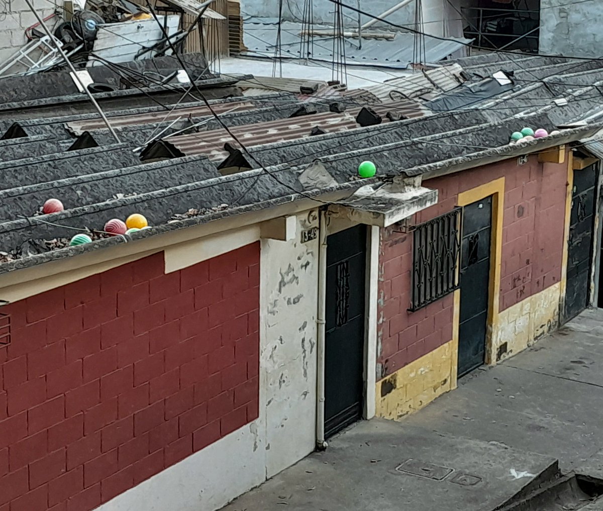 Arriba, por donde camino, hay un tesoro escondido y perdido. Cuenta las historias de los niños de mi barrio. 

#Guatemala #Zona18